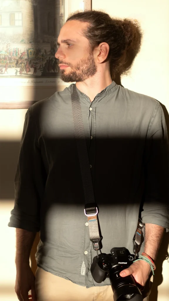 Francesco Dall'Olmo, fotografo di interni, con la macchina fotografica
