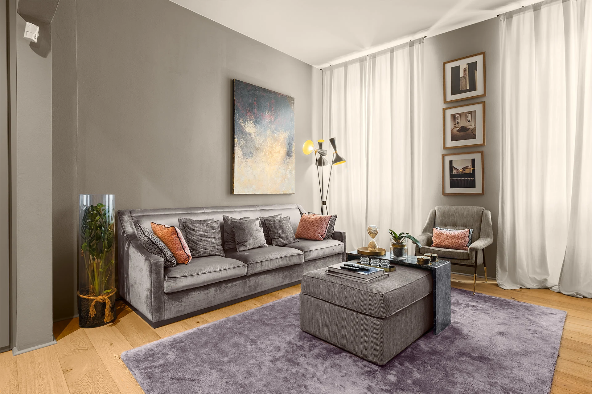 Salotto elegante con divano grigio e parquet, fotografia immobiliare a Prato