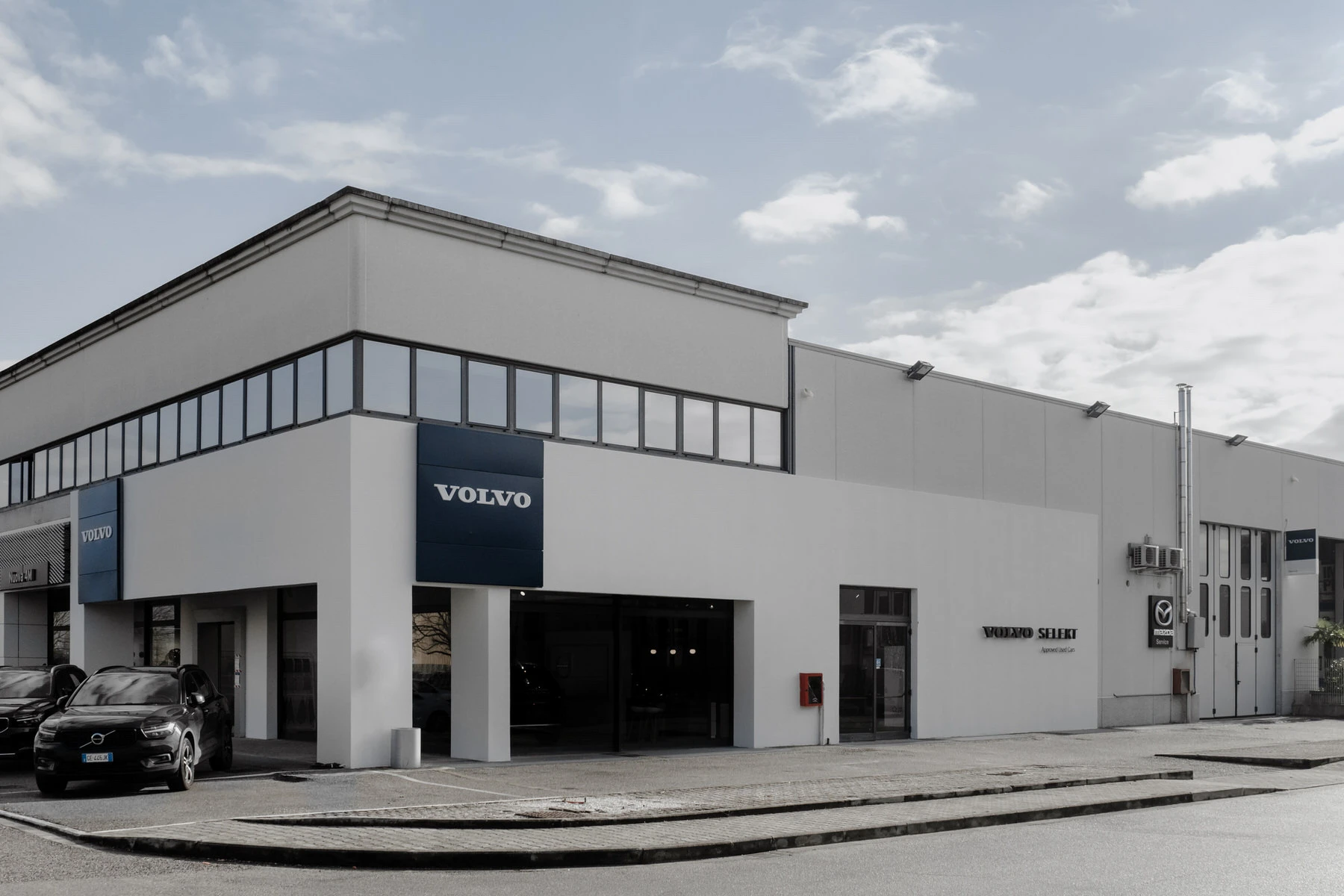 Esterno di un edificio commerciale con showroom