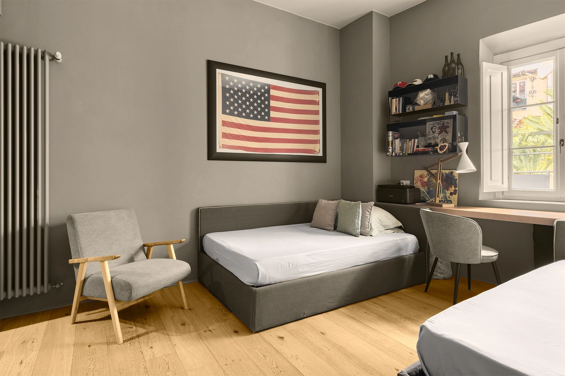 Camera da letto con bandiera americana alla parete e parquet
