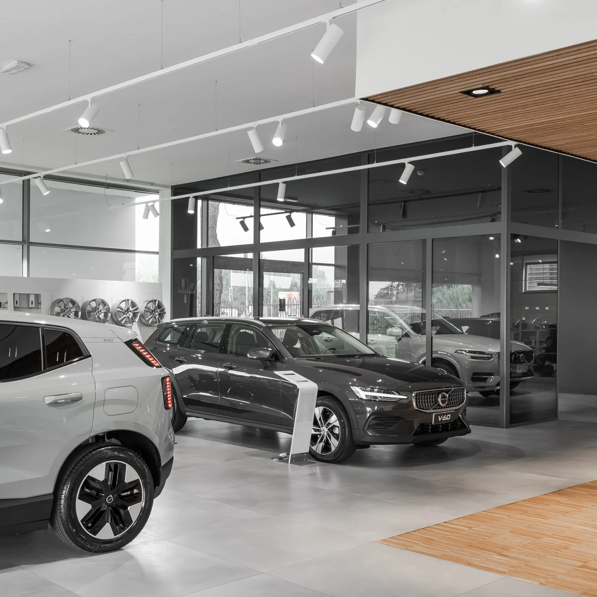 Dettaglio vetture in esposizione nello showroom Volvo Nuova 4m Prato