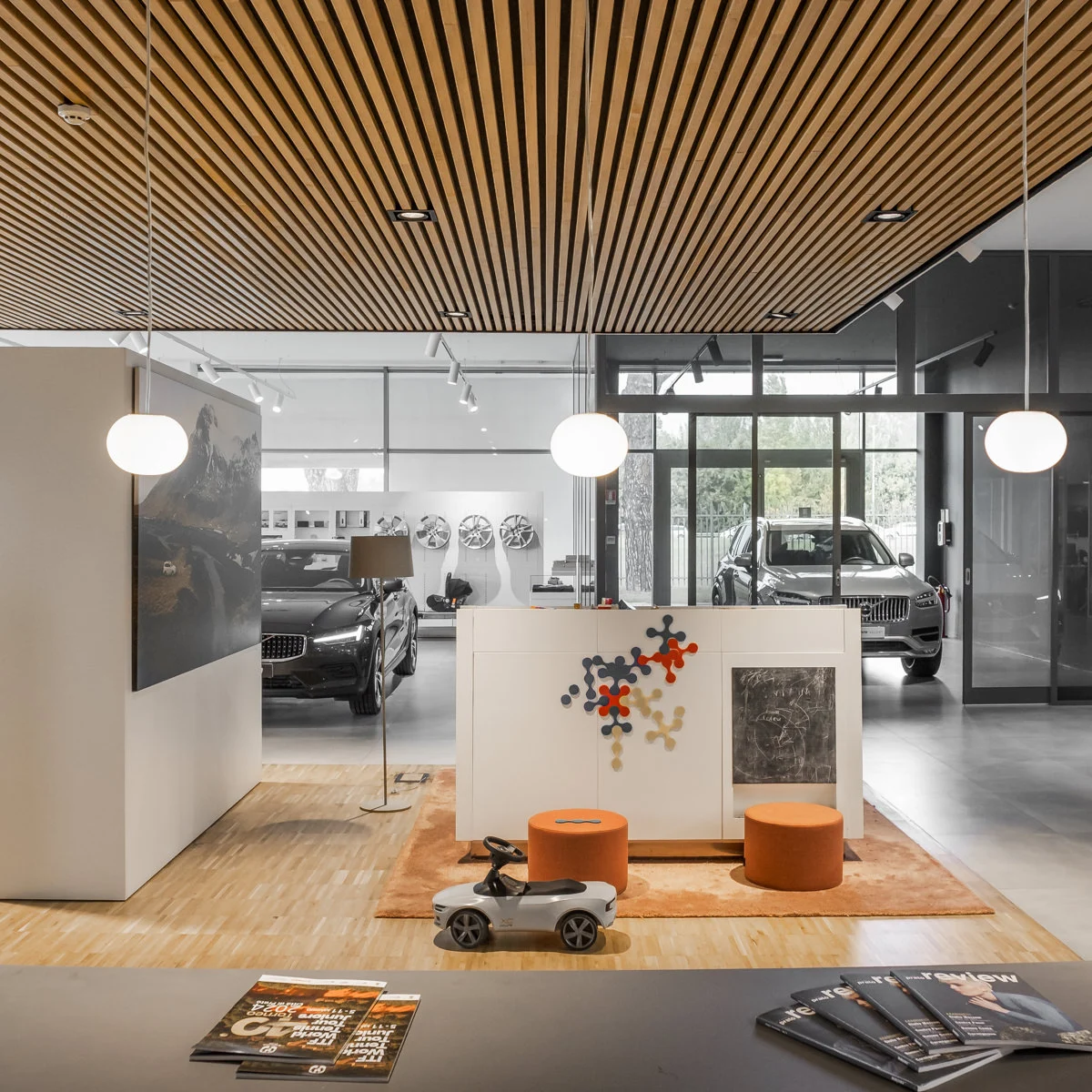 Showroom Volvo Nuova 4M a Prato, foto Amius Studio