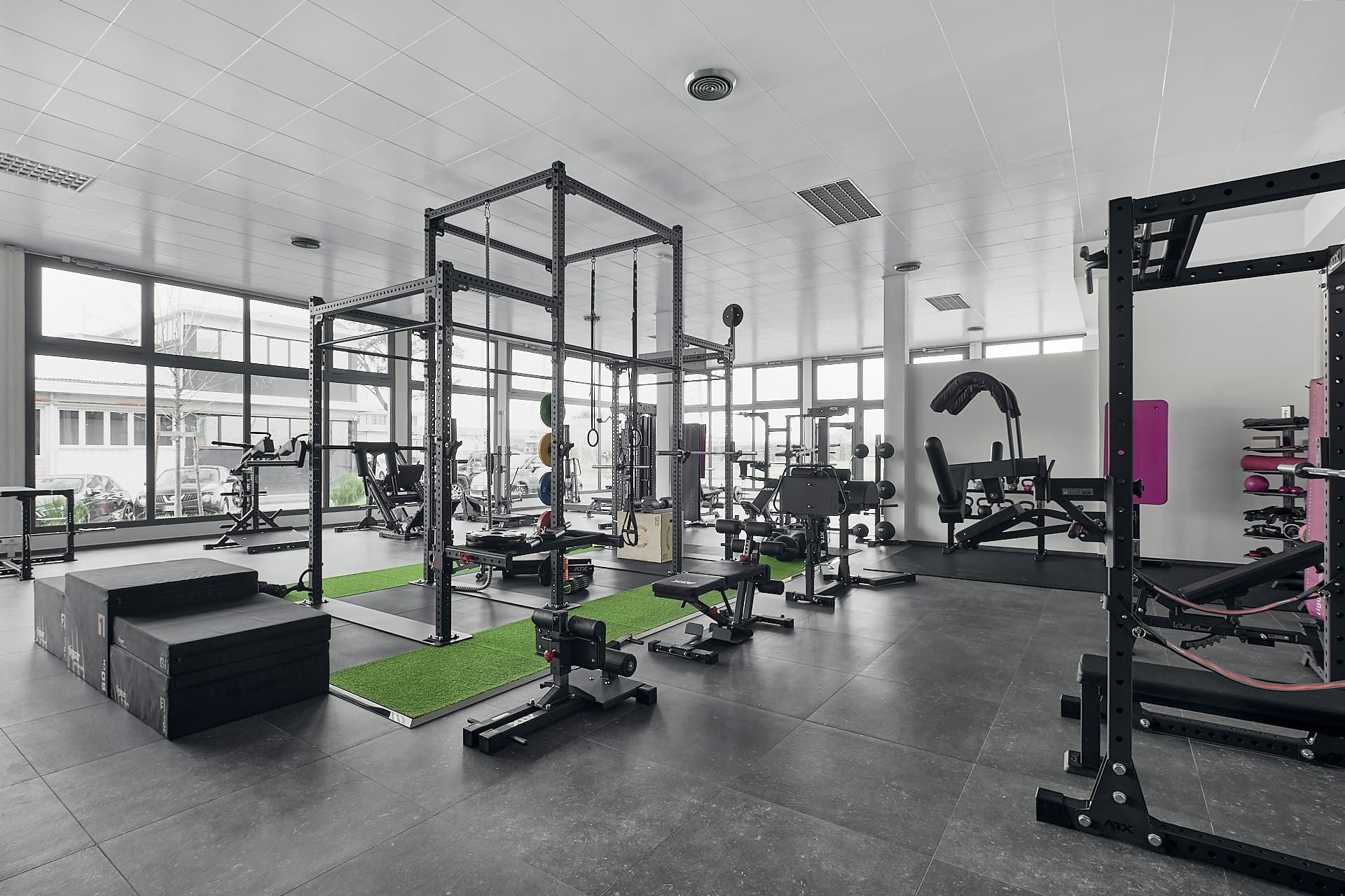 Showroom di attrezzatura sportiva Top Skills a Prato, foto Amius Studio