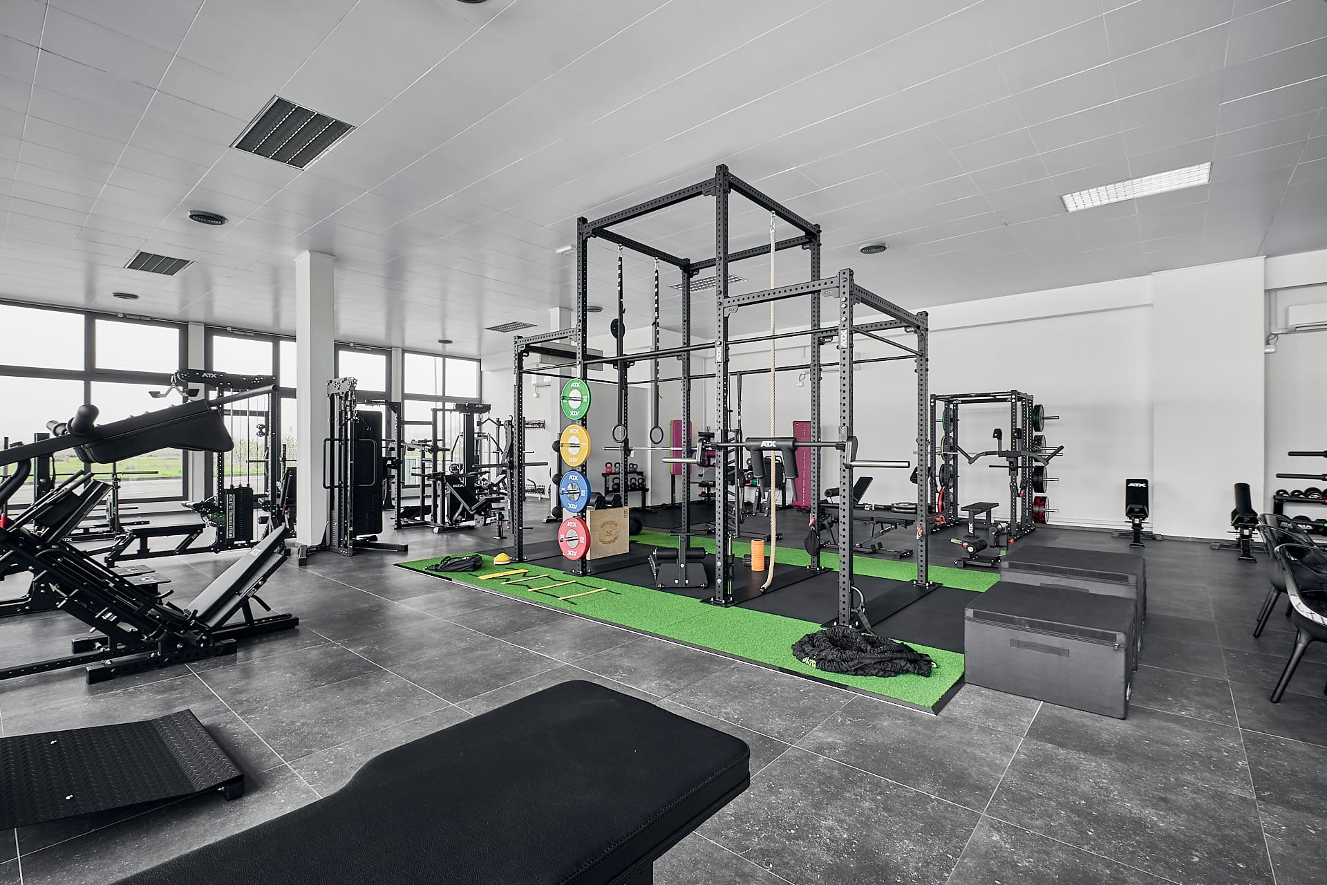 Showroom di attrezzatura sportiva Top Skills a Prato, foto Amius Studio
