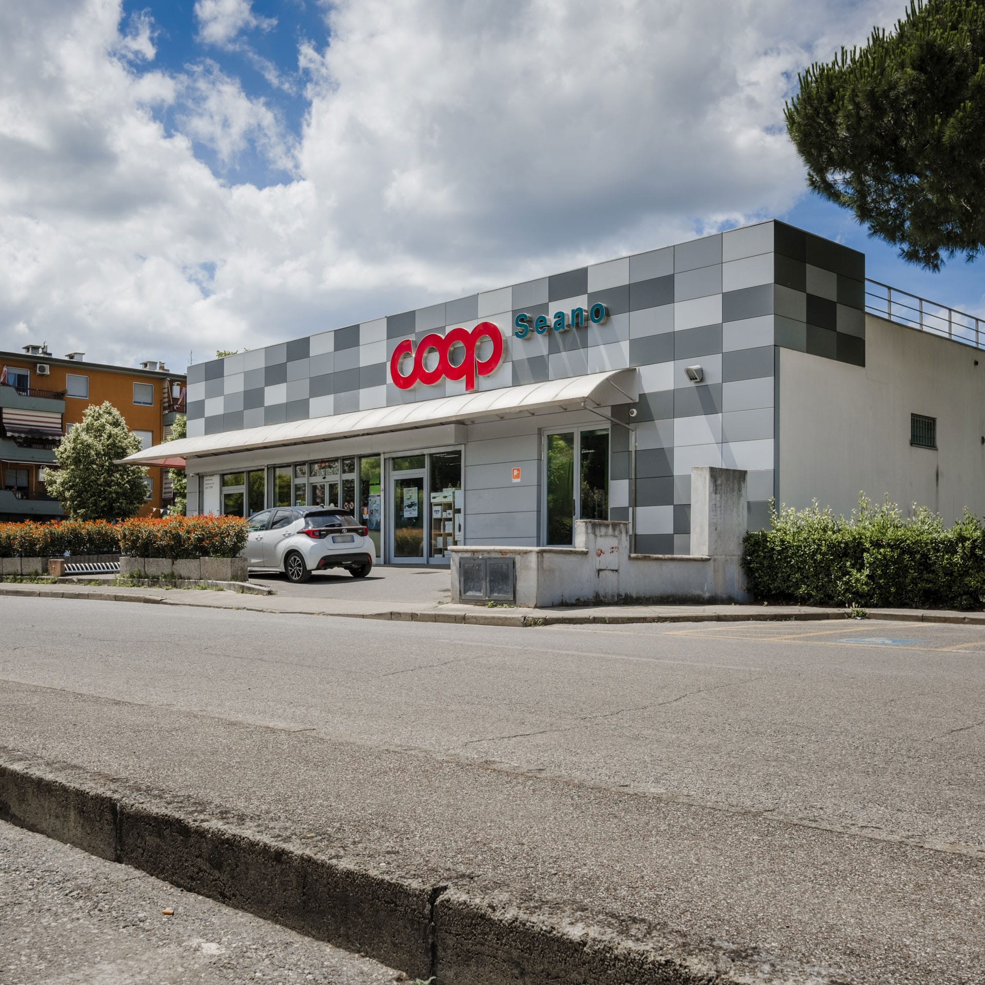 Supermercato Coop a Prato, foto Amius Studio