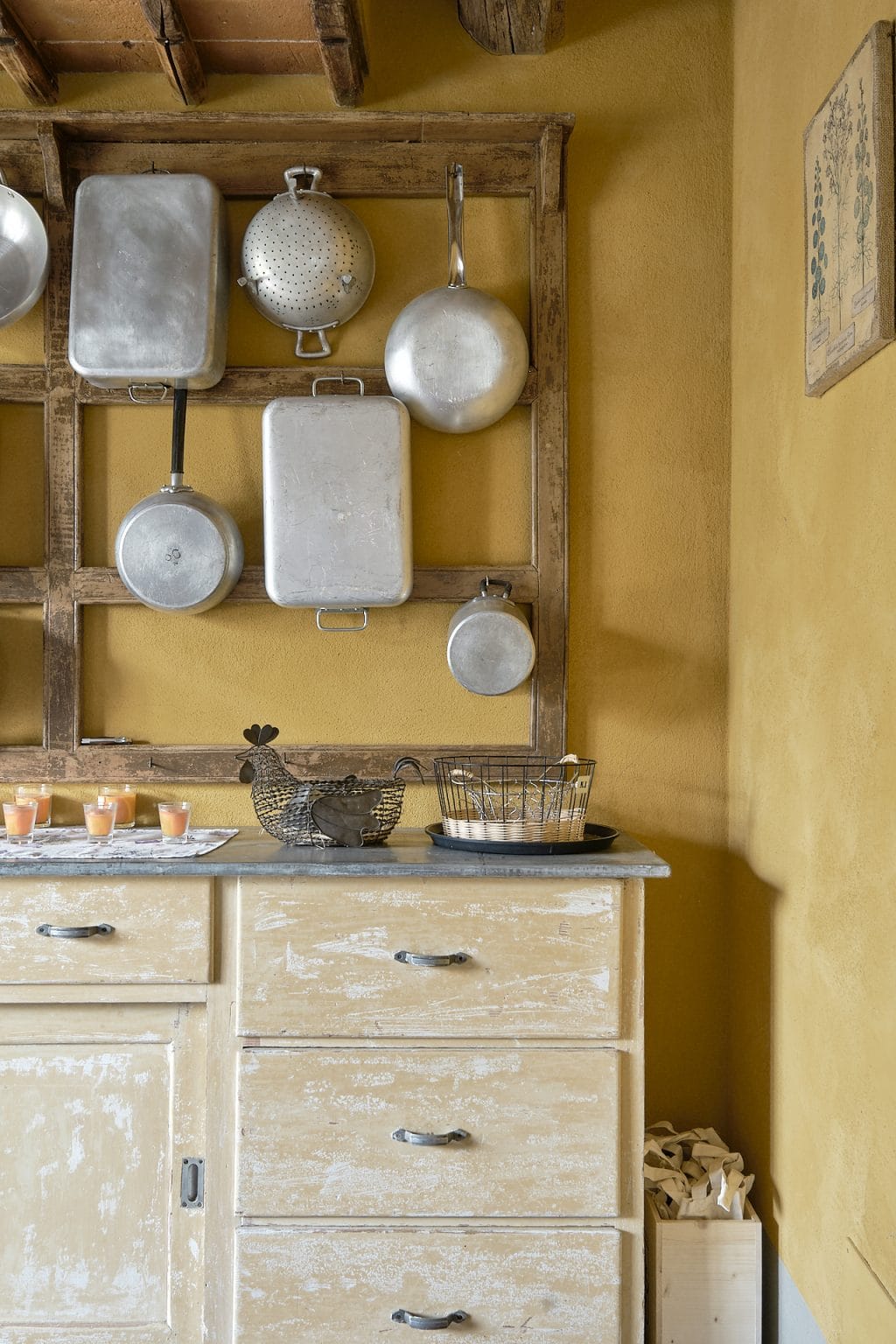 Fotografia immobiliare 1 Angolo cucina rustica con pentole in rame appese, fotografia immobiliare di un rustico