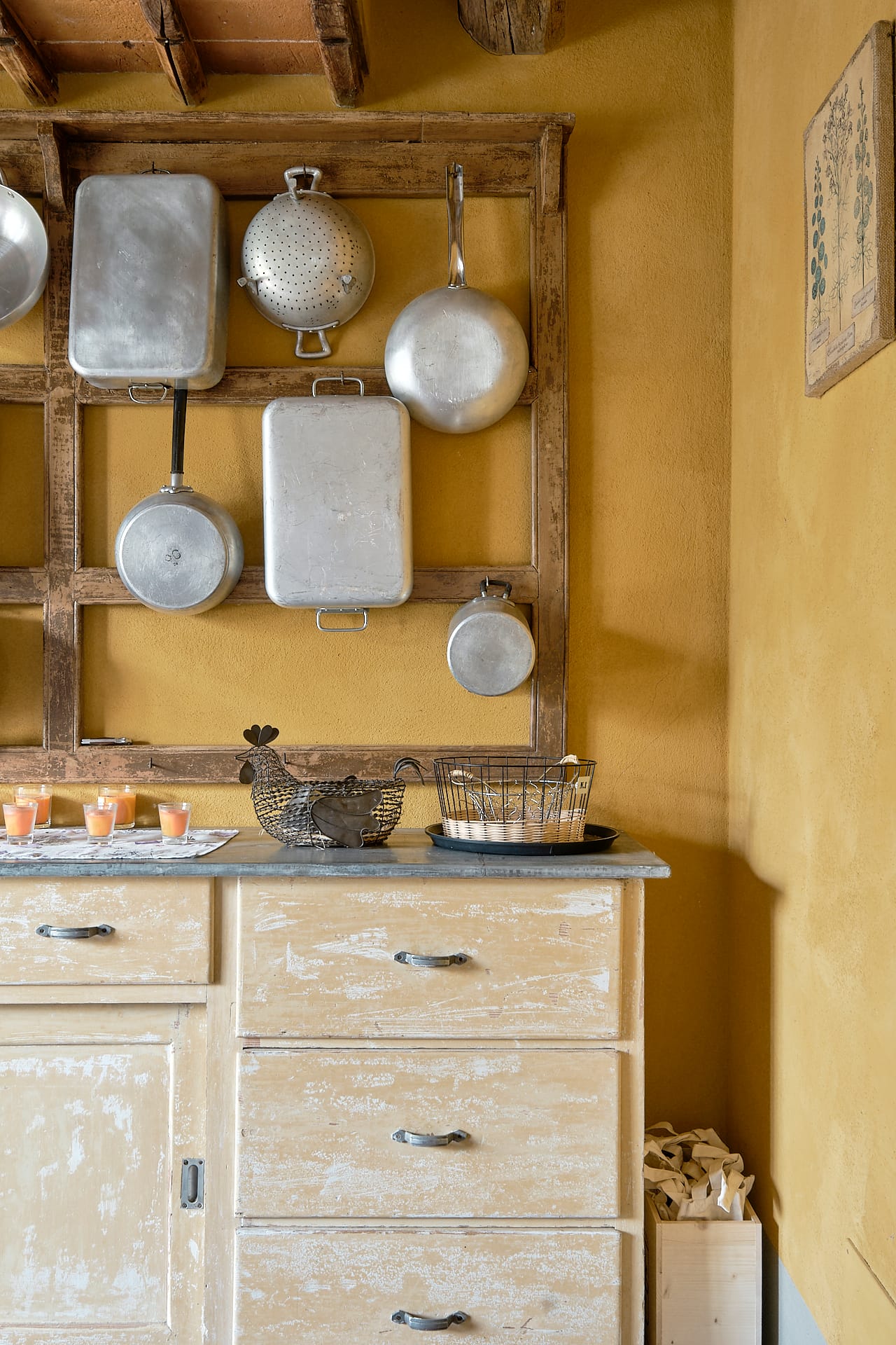 Angolo cucina rustica con pentole in rame appese, rustico a Figline Valdarno