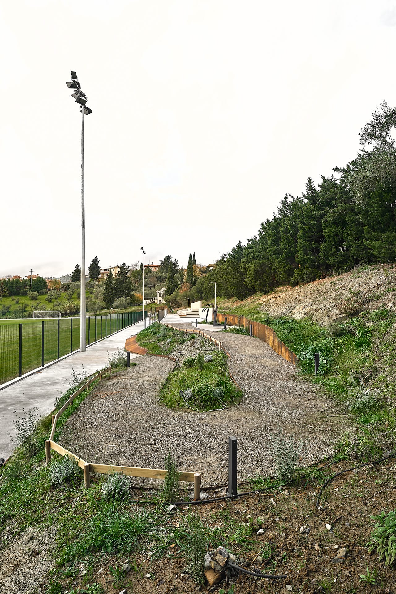 Percorso sportivo all'aperto con torre faro, campo sportivo della Serra a Prato