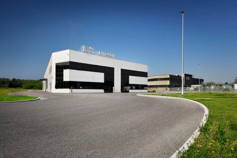 Capannoni industriali Truzzi a Prato, foto Amius Studio