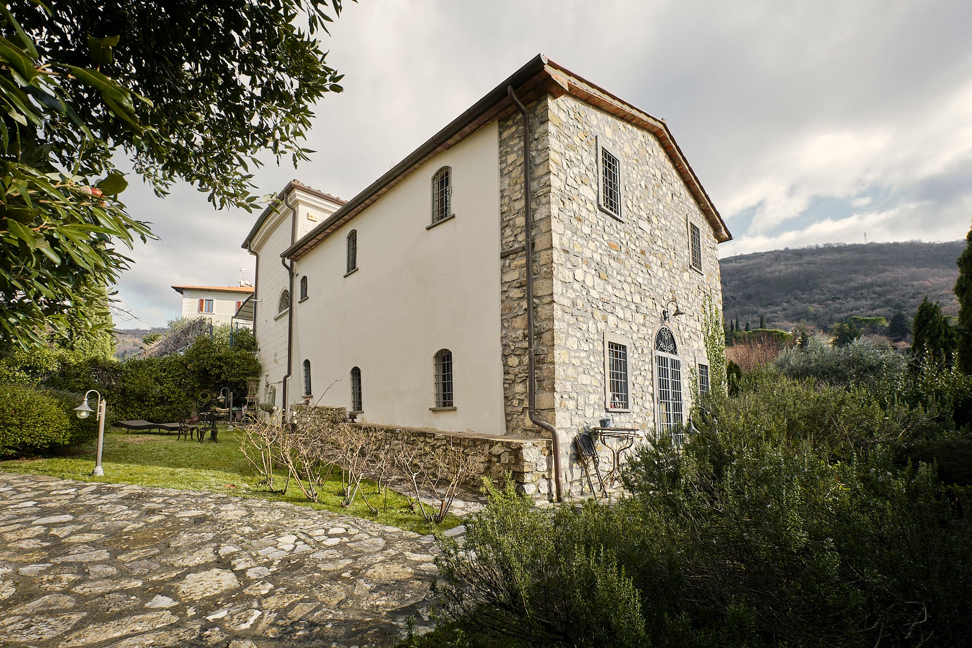 Casa rurale ristrutturata a Vaiano, foto Amius Studio