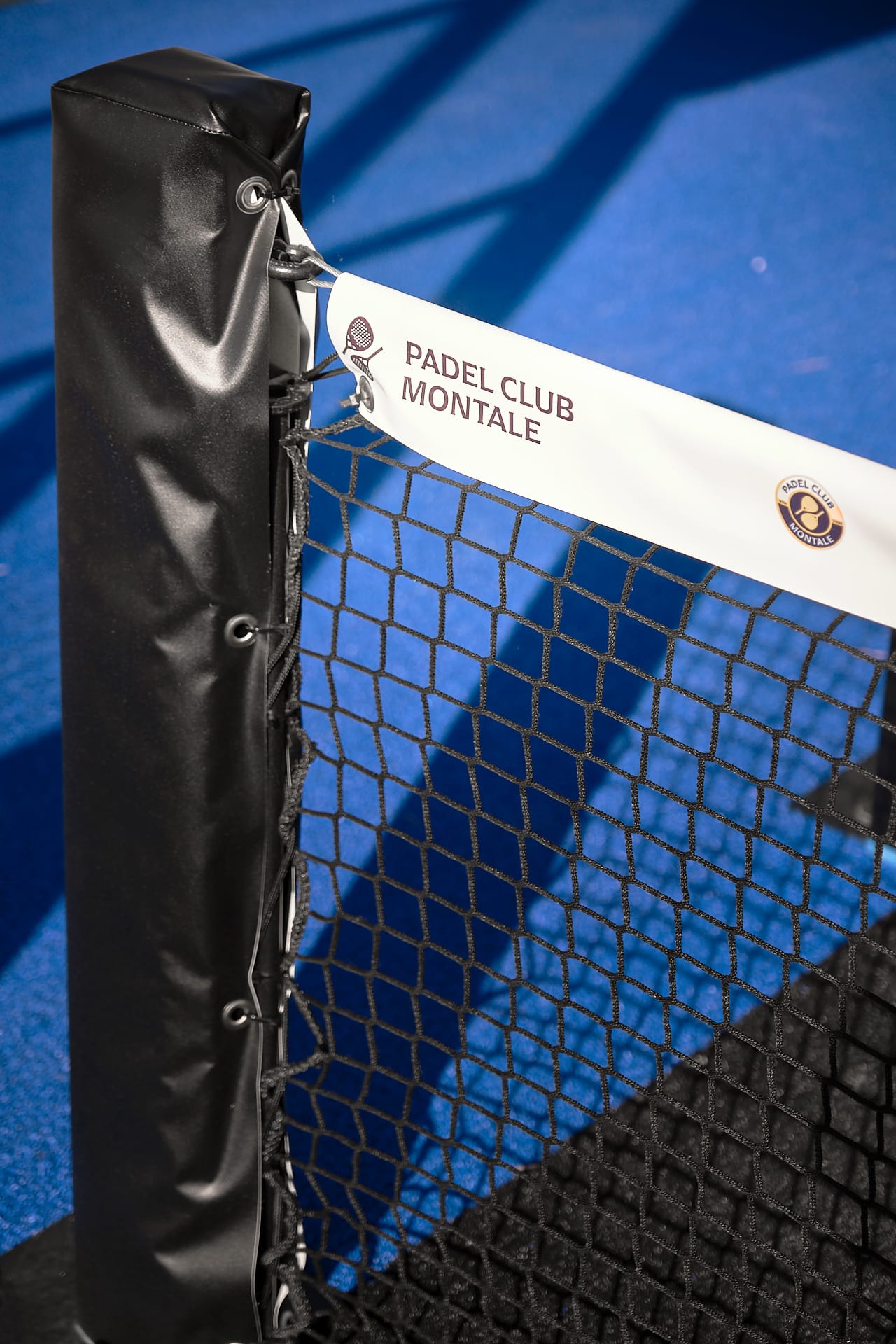 Dettaglio della rete di un campo da padel, fotografia per il Padel Club Montale