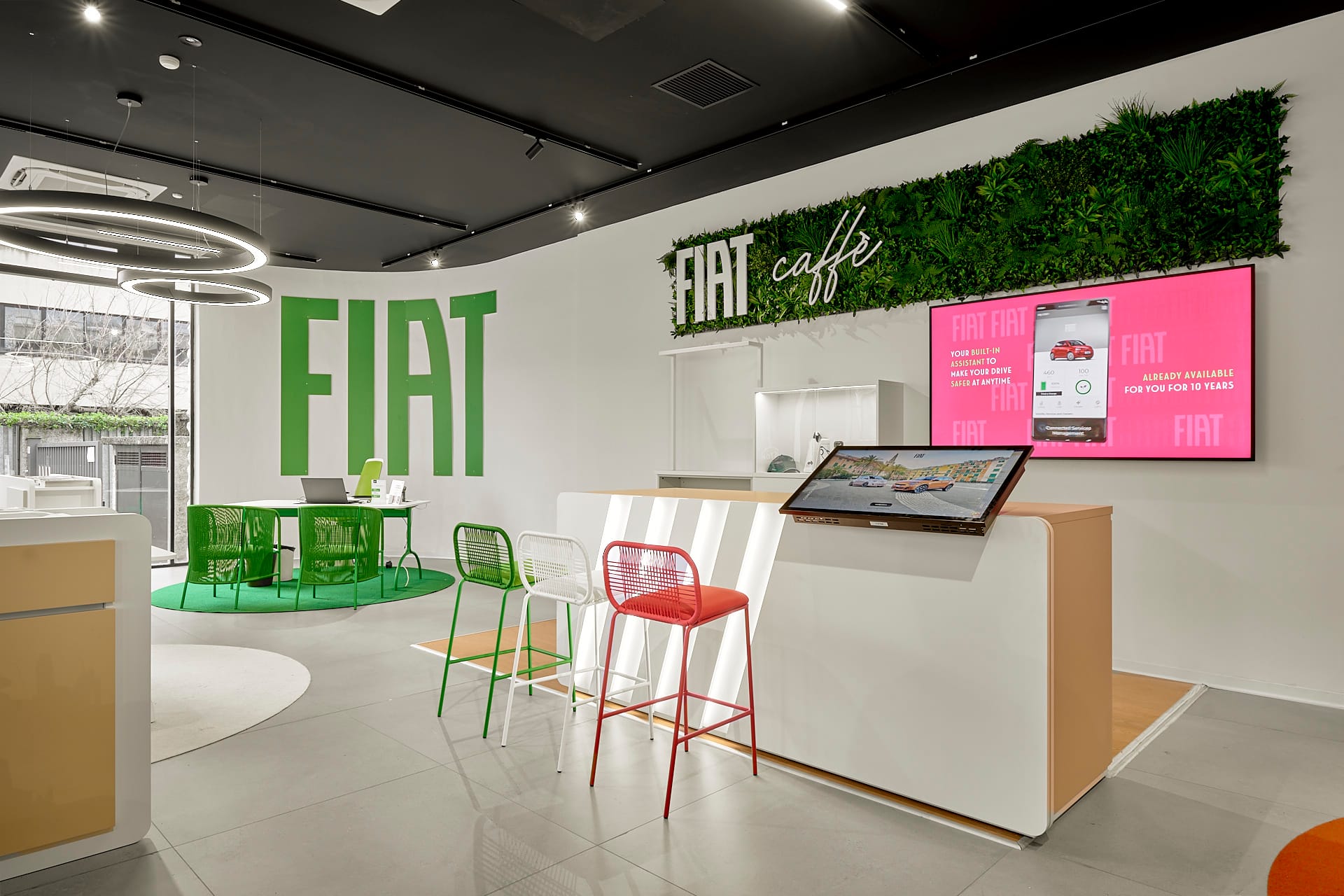 Showroom Fiat con bancone e parete verde, fotografia di interni per aziende a Prato