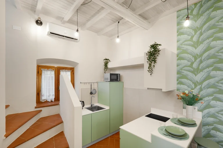 Appartamento Airbnb con travi a vista a Prato, foto Amius Studio