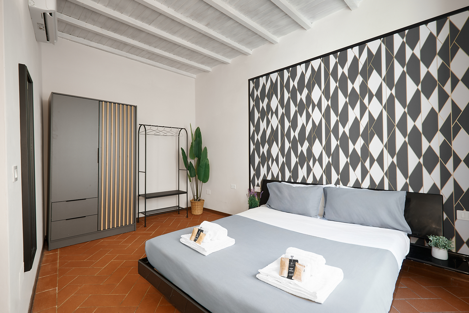 Servizio fotografico per Airbnb a Prato: appartamento con travi a vista 4 Appartamento Airbnb con travi a vista a Prato, foto Amius Studio