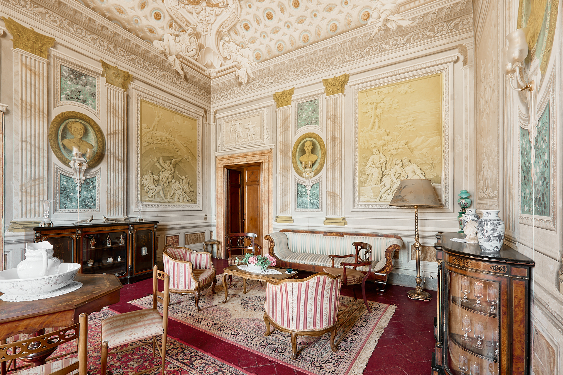 Salotto di una dimora storica a Pistoia con soffitto decorato e pareti affrescate
